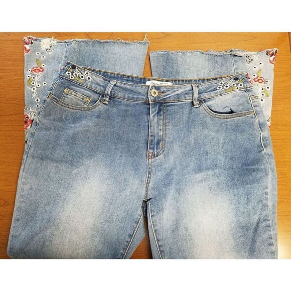 Th.Creasa flower embroidered jeans. - Picture 10 of 10